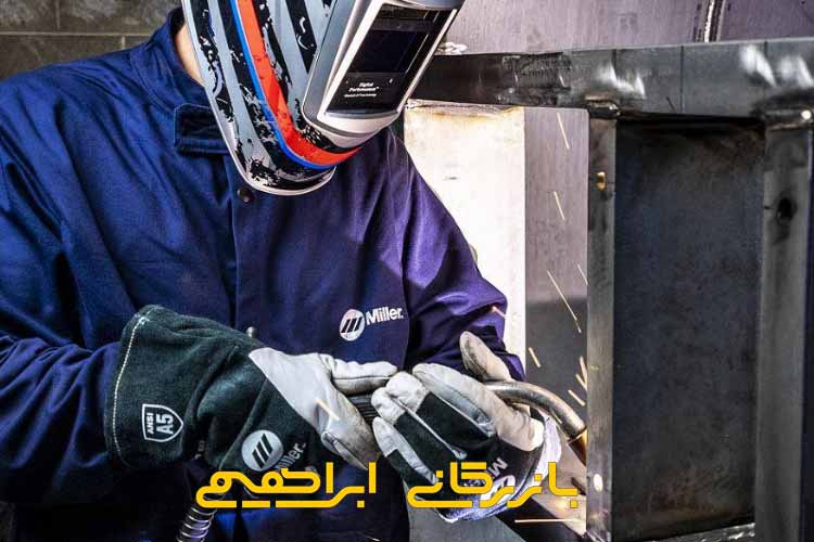 نوجوان در حال شروع قوس جوش روی آهن